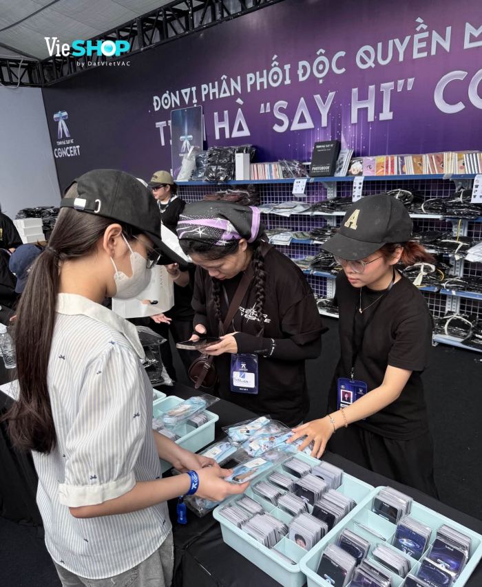 Người hâm mộ mua các vật phẩm của thần tượng tại concert. Ảnh: DatVietVAC
