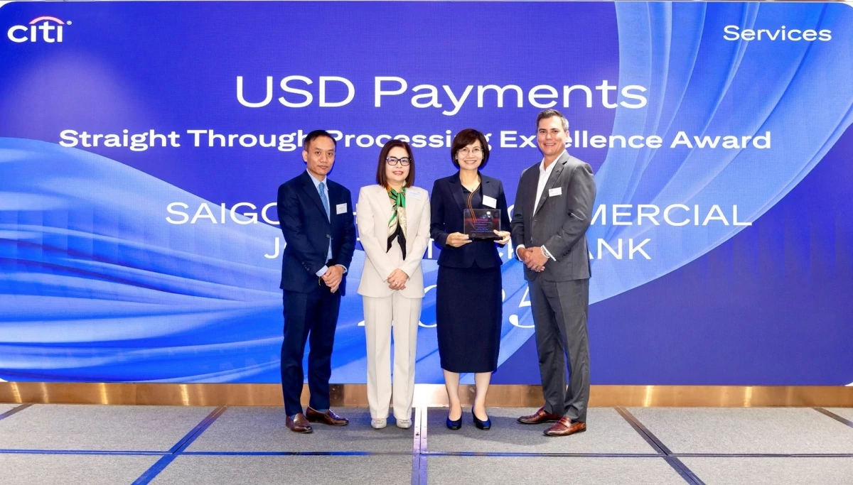 Đại diện SHB nhận Giải thưởng Chất lượng Thanh toán Quốc tế Xuất sắc (STP Award) từ Citibank