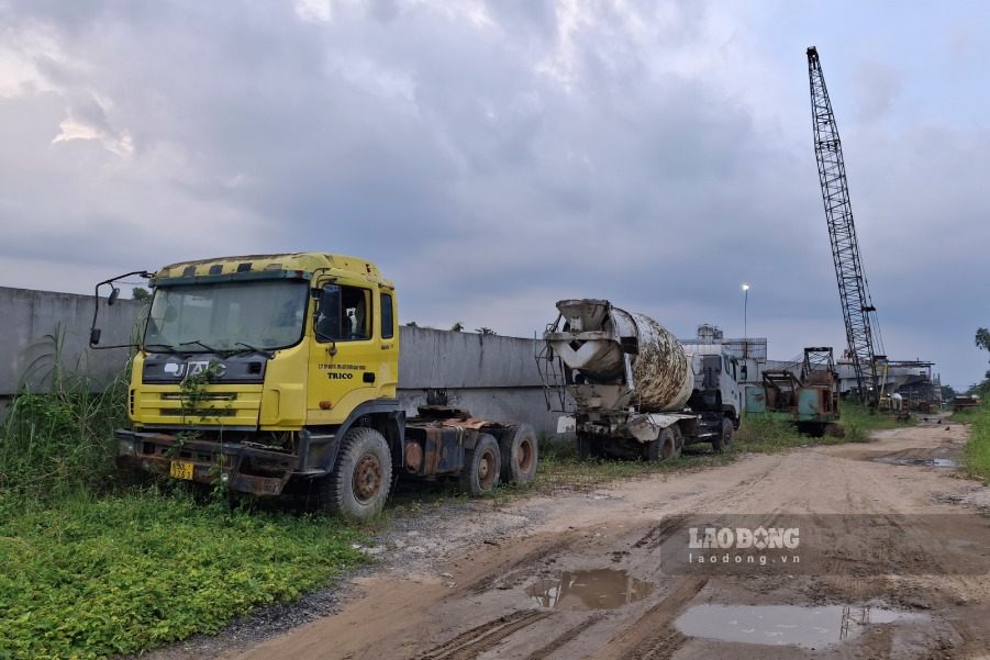 Nhiều máy móc, thiết bị phục vụ thi công nằm tại công trường có dấu hiệu hoen gỉ, xuống cấp theo thời gian.