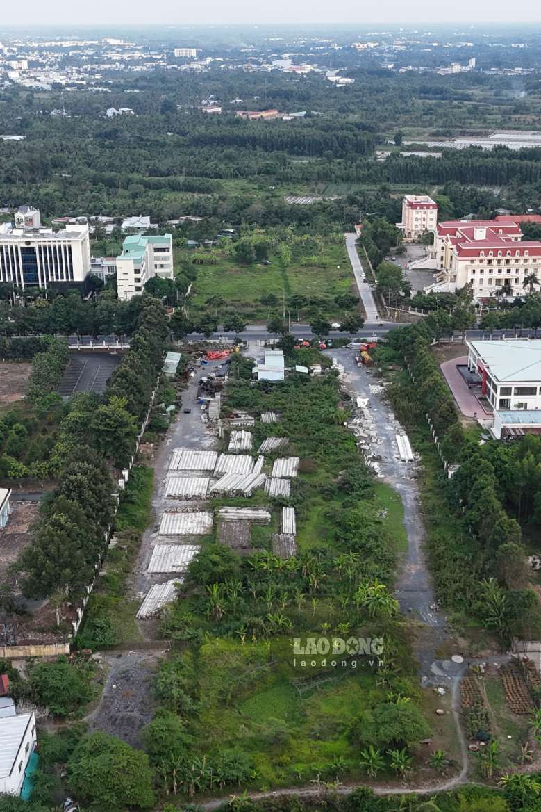 Sở Xây dựng TP Cần Thơ (chủ đầu tư) cho rằng, khó khăn hiện nay là giải phóng mặt bằng bị tạm dừng do vượt tổng mức đầu tư. Do vượt tổng mức, từ đầu năm 2024 đến nay, dự án không thể tiếp tục bồi thường, dẫn tới mặt bằng còn chia cắt, nhà thầu chỉ thi công “cầm chừng” trên phần mặt bằng đã có.