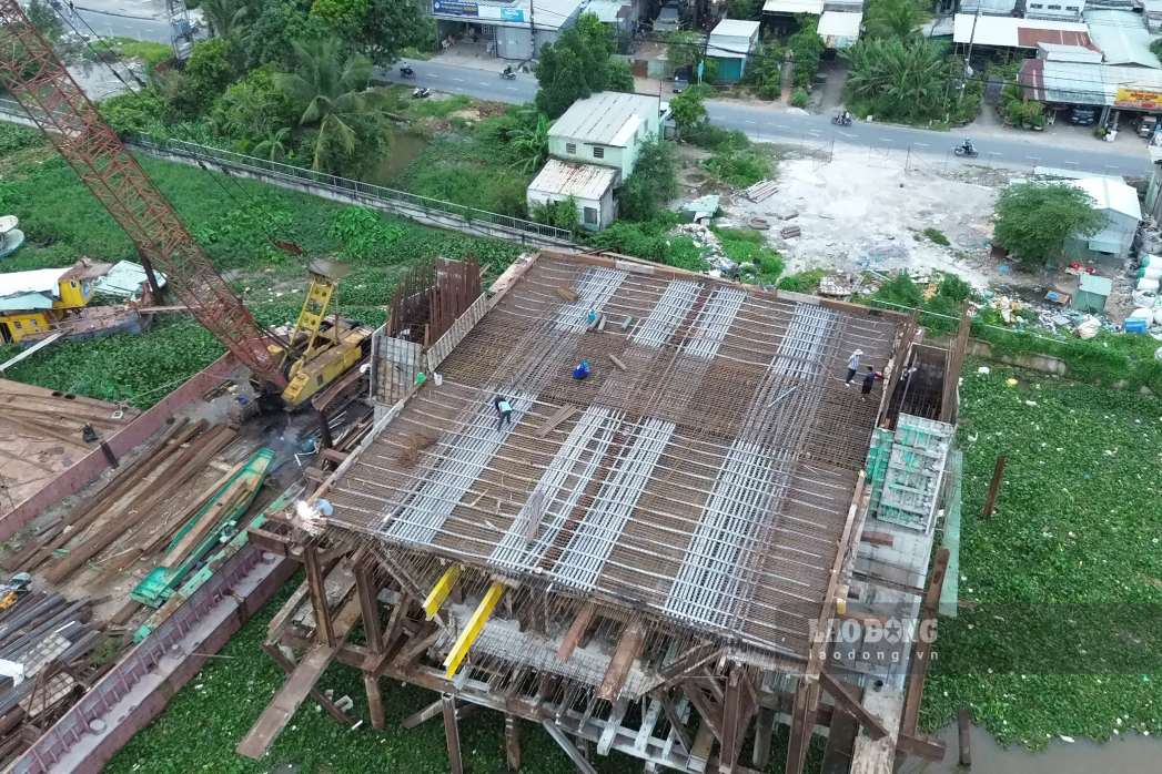 Đi sâu vào bên trong, hoạt động thi công diễn ra khá thưa thớt, chỉ ghi nhận một số công nhân làm việc tại hạng mục cầu.