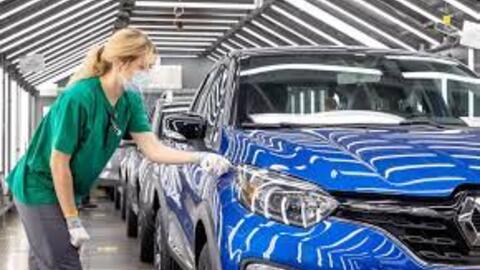Chiến sự Nga – Ukraine có thể khiến sản lượng ô tô giảm hàng triệu chiếc