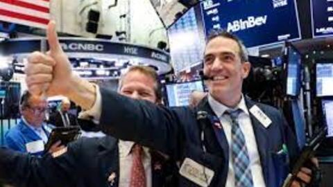 Phố Wall đặt cược vào triển vọng lạm phát hạ nhiệt, Dow Jones tăng gần 400 điểm
