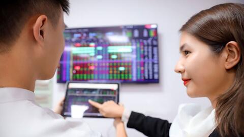 Chủ tịch và tống giám đốc bị bắt: Công ty chứng khoán vẫn ngược dòng lãi đậm