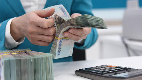Lãi suất Việt Nam cao khủng khiếp và những thứ tạo nên nhiều rủi ro, bất định