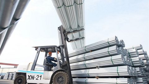 Vì sao doanh nghiệp chi hàng tỉ USD mua sắt thép Trung Quốc cuối năm?