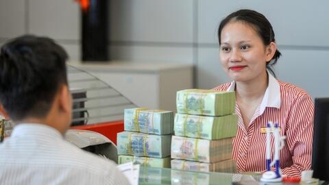 Hé lộ thu nhập của lãnh đạo và nhân viên ngân hàng năm 2023