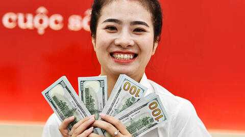 Giá USD ngân hàng và USD tự do cùng tăng cao