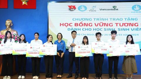 Trao học bổng “Vững tương lai” dành cho học sinh, sinh viên TP HCM