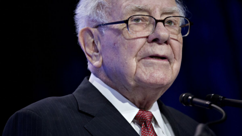 Warren Buffett tiếp tục bán cổ phiếu của ngân hàng lớn thứ hai tại Mỹ