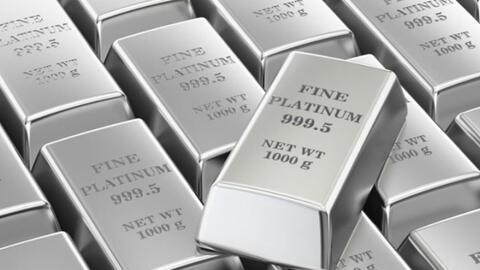 Giá bạch kim đạt đỉnh 11 năm, giá dầu trượt dốc