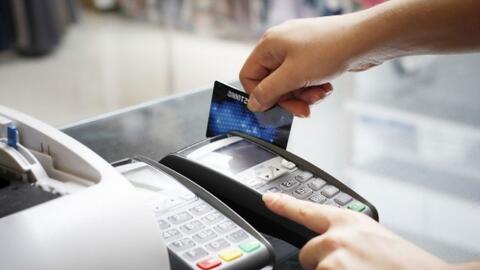NHNN cảnh báo “quẹt thẻ khống” rút tiền mặt