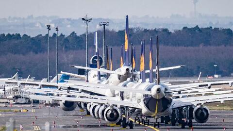 Giá xăng đắt nhất 8 năm qua, vé máy bay đắt đỏ, hãng hàng không chật vật