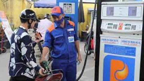 Từ 15 giờ chiều 1/8, giá xăng giảm gần 500 đồng/lít