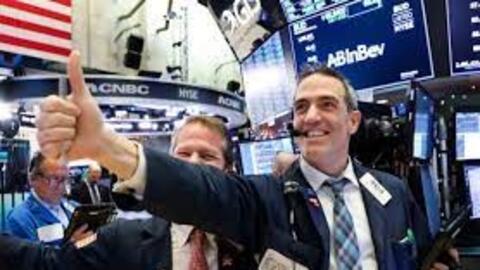 Phố Wall đặt cược vào triển vọng lạm phát hạ nhiệt, Dow Jones tăng gần 400 điểm