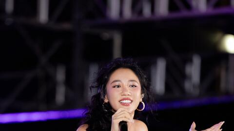 Bùng nổ màn live 9 bản hit đình đám của Văn Mai Hương