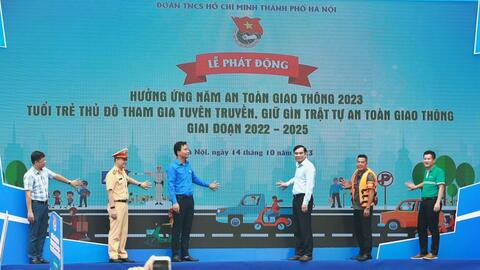 Cán bộ, công chức gương mẫu chấp hành pháp luật về giao thông