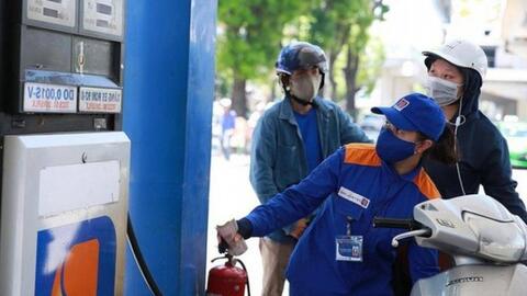 Thủ tướng: Xem xét điều chỉnh các chi phí trong tính giá cơ sở xăng dầu