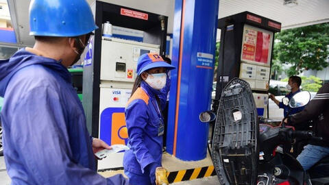 Tháng đầu 2024, xăng 4 lần liên tiếp tăng giá, đắt thêm 2.000 đồng