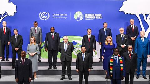 Trung Quốc đặt mục tiêu GDP đầy tham vọng, cam kết chuyển đổi mô hình tăng trưởng