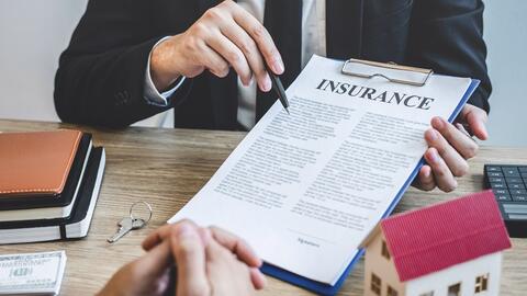 Ngân hàng ép khách mua bảo hiểm: Thiếu quản lý khiến nhân viên tư vấn sai