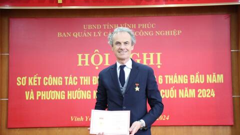 Tổng giám đốc Piaggio Việt Nam nhận kỷ niệm chương vì sự nghiệp ngành Kế hoạch và Đầu tư