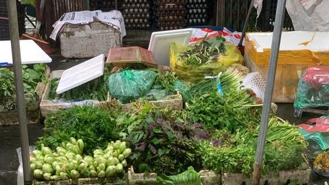 Bão lũ và "bão" giá rau xanh