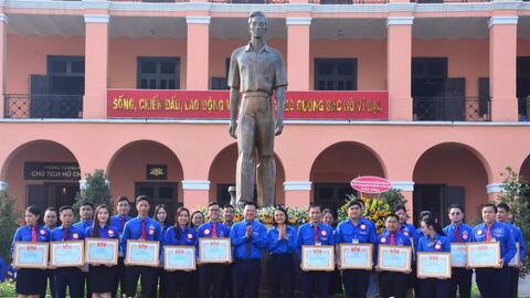 Tuyên dương gương cán bộ trẻ giỏi và trao giải thưởng Nguyễn Văn Trỗi