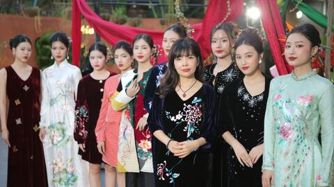 NSND Lan Hương, Ngọc Huyền đọ sắc với trang phục thêu hoa tinh xảo