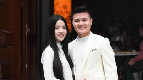 Vợ chồng Quang Hải và Chu Thanh Huyền ủng hộ đồng bào lũ lụt