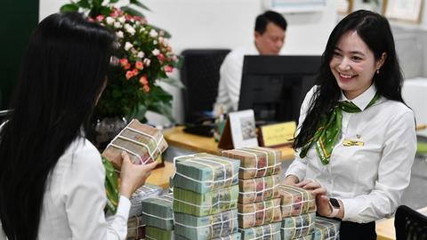 Ngân hàng chạy đua hút tiền gửi: Tăng lãi suất, tặng vàng, trúng xe tiền tỷ