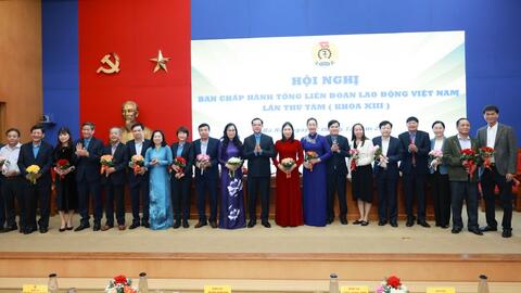 Trao Huân chương Lao động hạng Nhì tới 2 nguyên cán bộ Tổng Liên đoàn Lao động Việt Nam