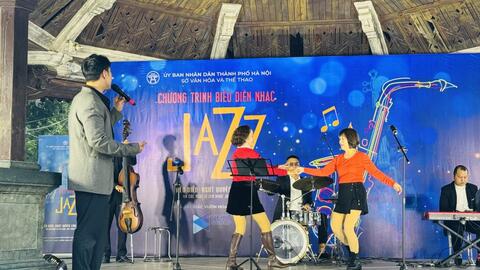 Khán giả biểu diễn cùng ban nhạc, nghệ thuật hòa nhịp với cộng đồng