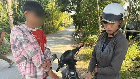 Giấu 23 bịch ma túy trên người, 2 thanh niên bị công an bắt quả tang