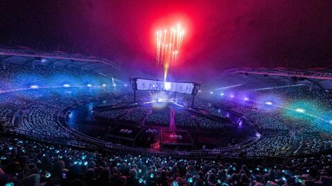 Concert 50.000 khán giả của BTS gây tranh cãi