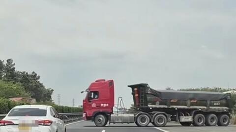 Tài xế xe đầu kéo quay đầu xe trên cao tốc TPHCM - Long Thành bị xử phạt