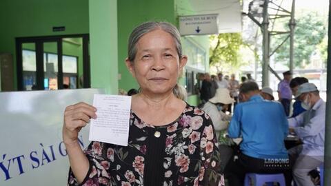Ngày đầu TPHCM cấp thẻ đi xe buýt, đông người dân xếp hàng chờ làm thủ tục
