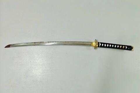 Truy tố kẻ mang kiếm đi chém anh họ để giải quyết mâu thuẫn giúp bố ở Lâm Đồng