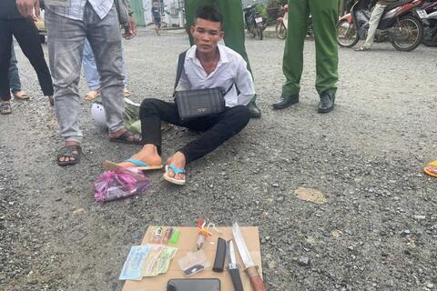 Thanh niên ở Lâm Đồng mang theo 2 dao nhọn khi tàng trữ ma túy