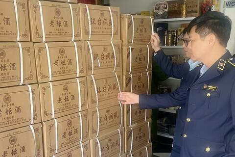 Tiêu hủy hơn 2.200 chai rượu nhập lậu tại Hưng Yên