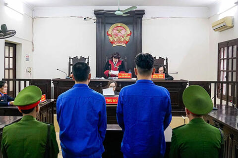 Vụ đánh người ở quán cà phê, "tổng tài" phủ nhận việc giơ tay chỉ đạo