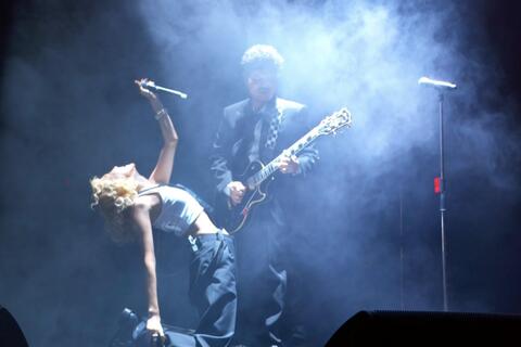 Rosé (Blackpink) hôn má Bruno Mars trên sân khấu Grammy 2026