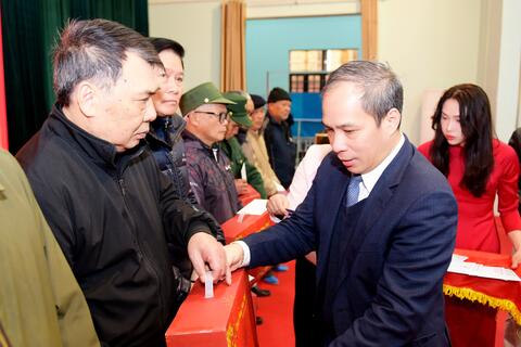 Ngành Ngân hàng trao quà nghĩa tình tới người có công, hộ nghèo, công nhân lao động hoàn cảnh khó khăn tại xã Sơn Động, tỉnh Bắc Ninh