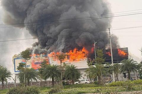 Cháy nhà xưởng trong cụm công nghiệp tại Ninh Bình