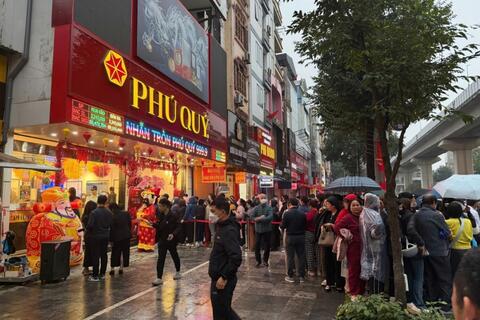 Giá vàng neo cao, người dân xếp hàng từ sáng sớm mua vàng cầu may vía Thần Tài