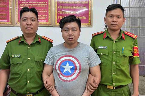 Bắt khẩn cấp tài xế xe ôm đập phá hành lý trước cổng sân bay Tân Sơn Nhất