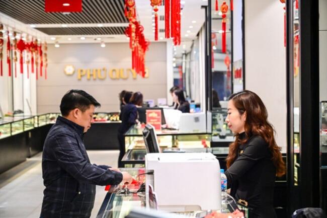 Giá vàng trong nước đi xuống, chênh lệch với thế giới ngày càng tăng