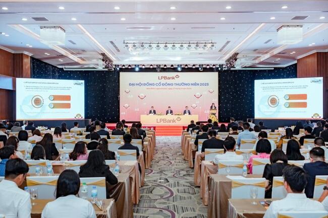 Ngân hàng mạnh tay chia "tiền tươi", cổ đông hưởng lợi đến đâu?