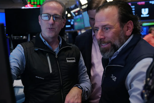 Chứng khoán Mỹ nối dài đà leo dốc, Dow Jones tăng gần 300 điểm