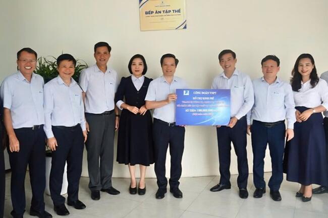 Công đoàn hỗ trợ 100 triệu đồng phục vụ bếp ăn tập thể